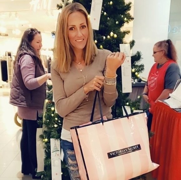 Profile Picture of Chris n Postell (@krishebryson) on Poshmark