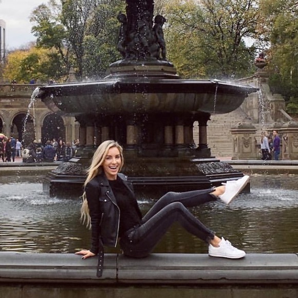 Profile Picture of Bri Bruington (@bribruington) on Poshmark