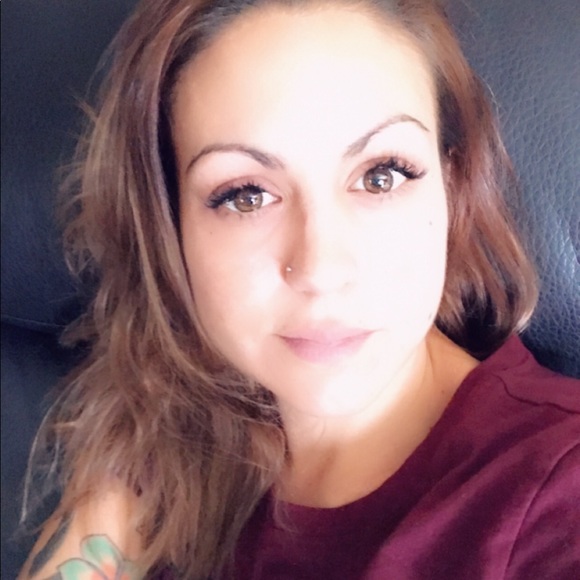 Profile Picture of Bonnie Huynh (@bell823) on Poshmark
