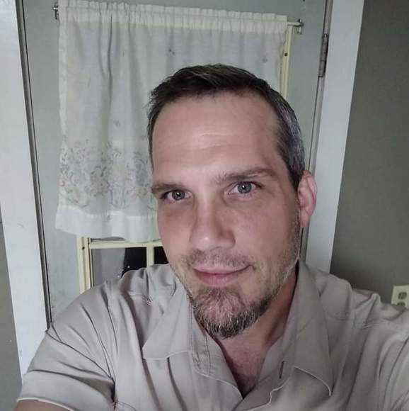 Profile Picture of Chad Clapper (@chadclapper) on Poshmark