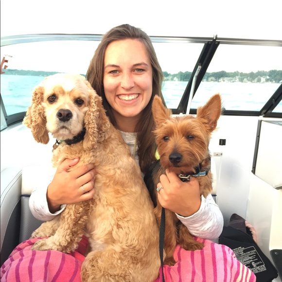 Profile Picture of Dani Elenbaas (@danielenbaas) on Poshmark