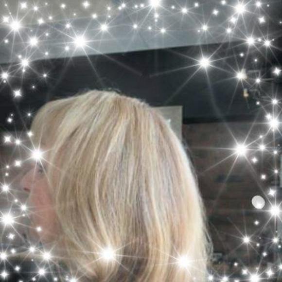 Profile Picture of Bella Bourdon (@bellabourdon) on Poshmark