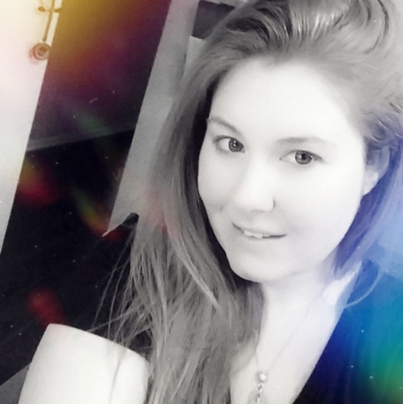 Profile Picture of Laura Broderick (@ohanalove4) on Poshmark