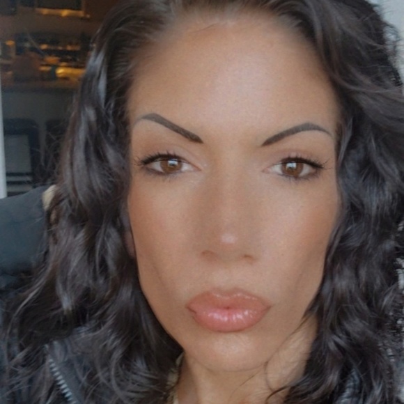 Profile Picture of Ivy Gonzalez (@vialee0525) on Poshmark