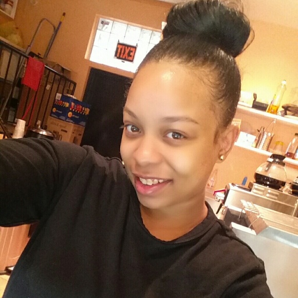 Profile Picture of Brianna Loveday (@briannasade123) on Poshmark