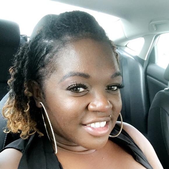 Profile Picture of Anissia Bell (@anissia81) on Poshmark