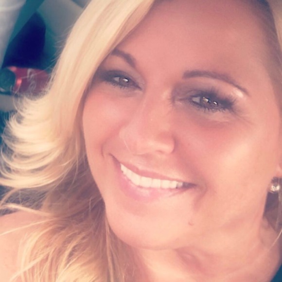 Profile Picture of Michelle Crutcher (@mrelmore1966) on Poshmark