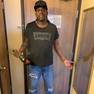 Profile Picture of Ronnie Moore (@RonnieM58718857) on Twitter