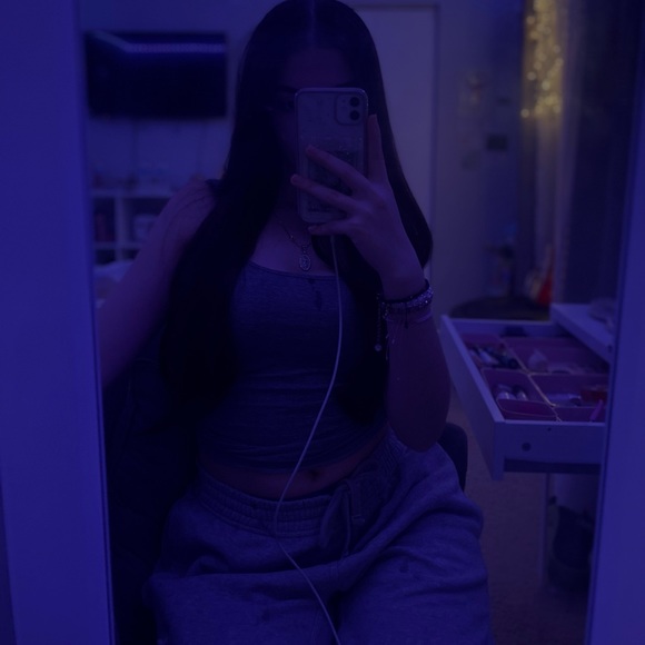 Isabela Padilla - Poshmark Profile Picture of Isabela Padilla (@beelapadilla) on Poshmark