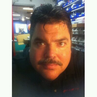 Profile Picture of Chris Chestnut (@tophatkaraoke) on Twitter