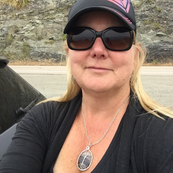 Profile Picture of Nicole Dinkelacker (@ndinkelacker) on Poshmark