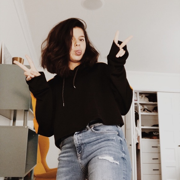 Profile Picture of Naomi Bashan (@naomiisanerd) on Poshmark