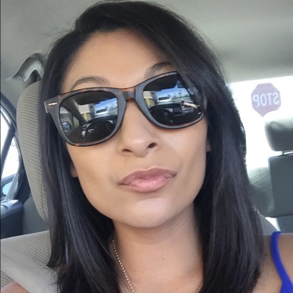 Profile Picture of Raechelle Hernandez (@rvillarreal) on Poshmark