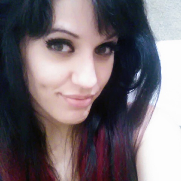 Profile Picture of Dakota Derian (@bakedxbabie) on Poshmark