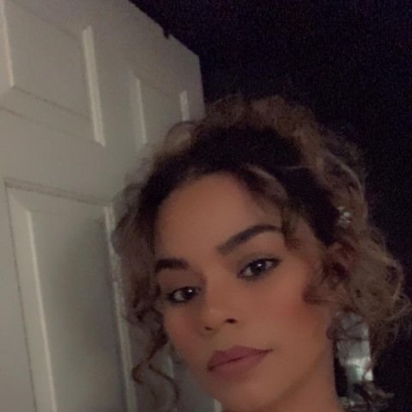 Profile Picture of Nikita Kahue (@nikitakahue) on Poshmark