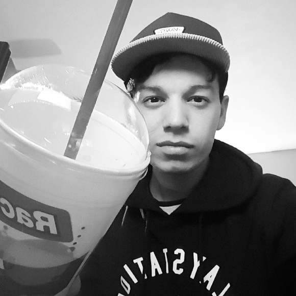 Profile Picture of Andrew Rios (@andrewrios206) on Poshmark