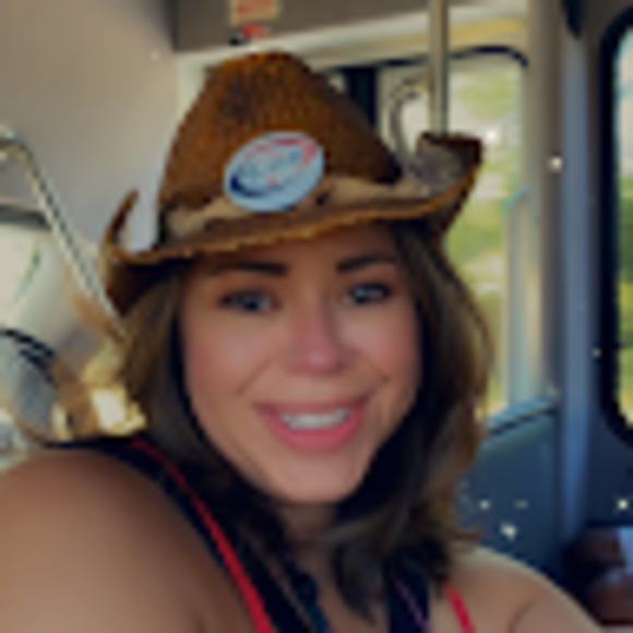 Profile Picture of Lisa Cavazos (@ojandlisa) on Poshmark