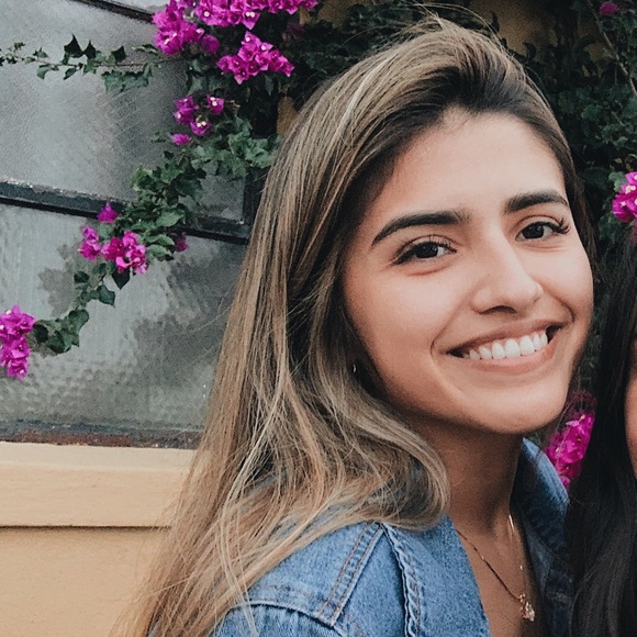 Profile Picture of Isabella Nieves (@isabellatnieves) on Poshmark