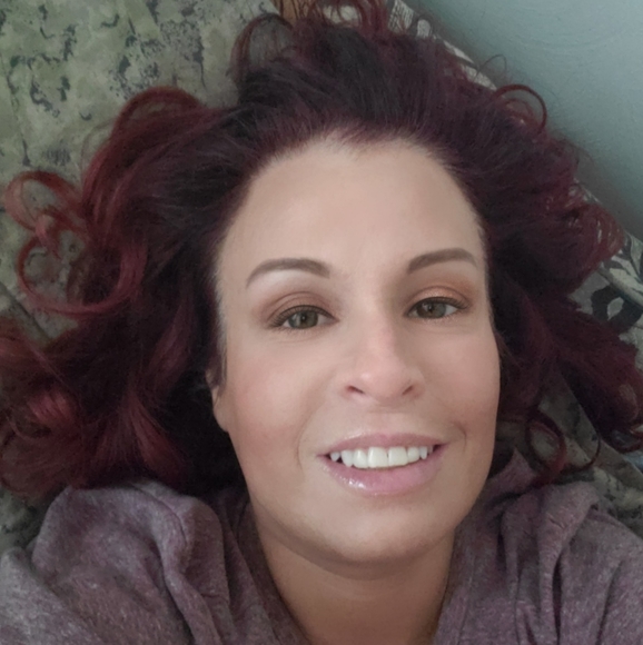Profile Picture of Jeanette Sutherland (@paragon1525) on Poshmark