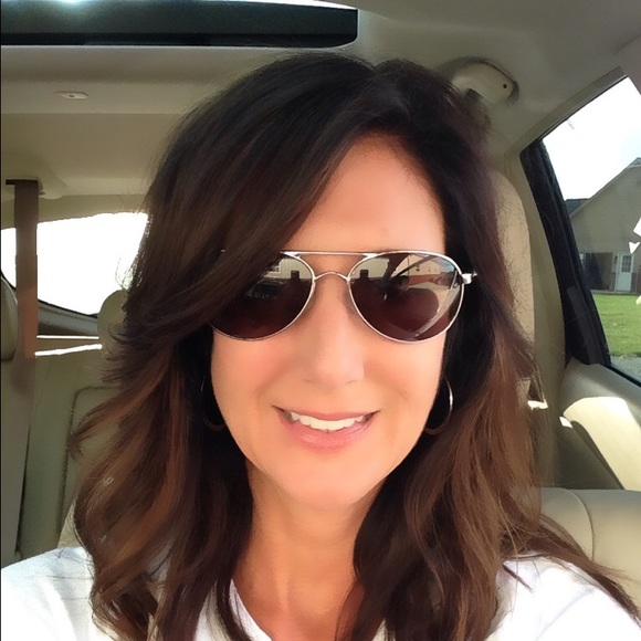 Profile Picture of Leah Heston (@lmheston0906) on Poshmark