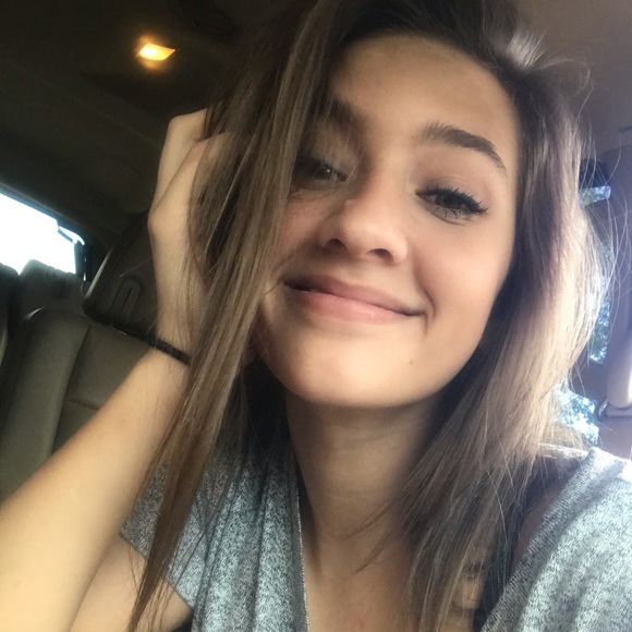 Profile Picture of Paige Descombes (@paige0528) on Poshmark