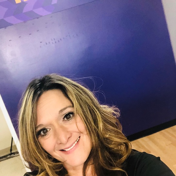 Profile Picture of Shayna Hicks (@shaynahicks76) on Poshmark