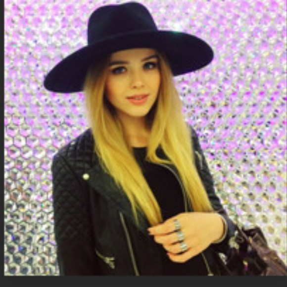 Profile Picture of Curtis Helsley (@annikakearney09) on Poshmark