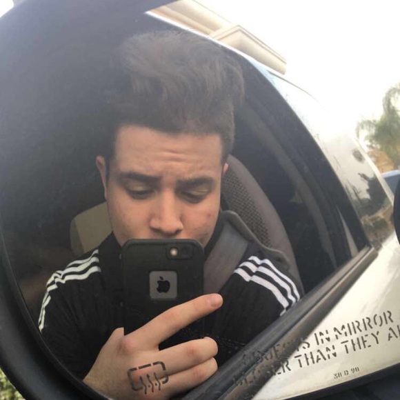 Profile Picture of Simon Gonzalez (@simpysi) on Poshmark