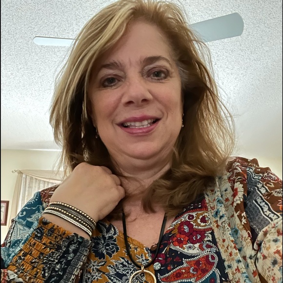 Profile Picture of Lisa Martinazzi (@lisamartinazzi) on Poshmark