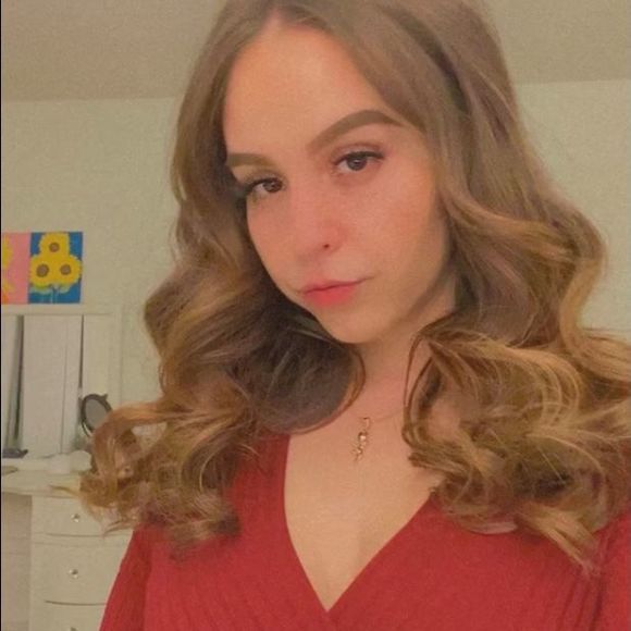 Profile Picture of Jackie Medina (@jackiesglitter) on Poshmark
