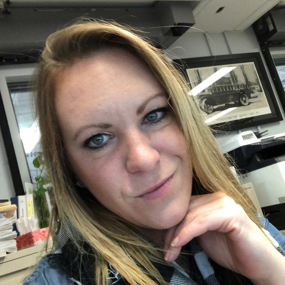 Profile Picture of Amanda Bakker (@redwheeler07) on Poshmark