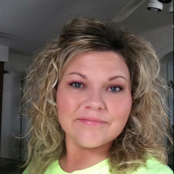 Profile Picture of Jessi Mitchell (@jweller99) on Poshmark