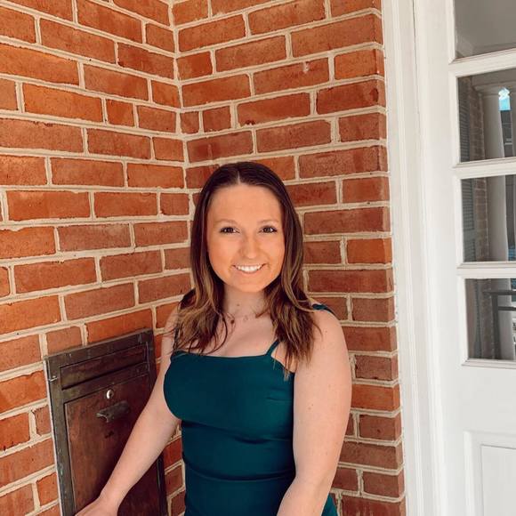Profile Picture of Emma Campbell (@emmacampbellx) on Poshmark