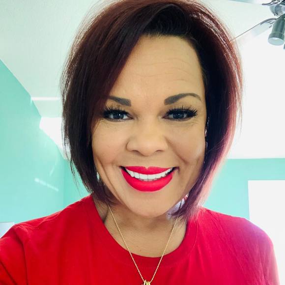 Profile Picture of Carrie Campbell (@carrie_campbell) on Poshmark