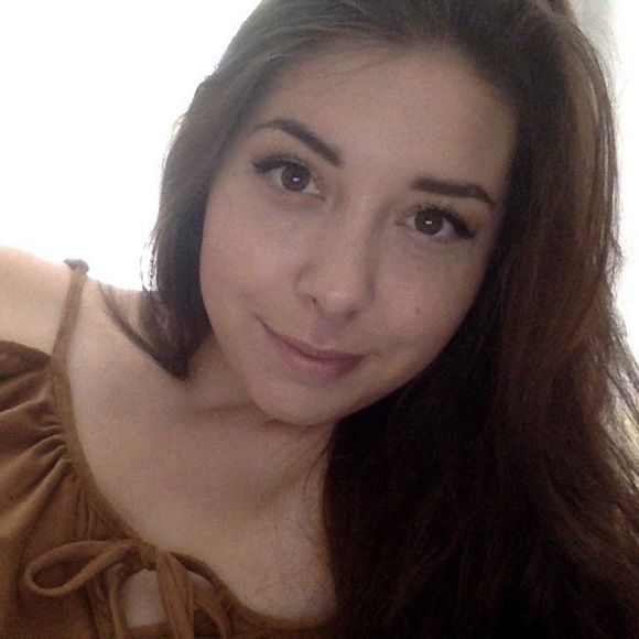 Profile Picture of Devon Buddemeyer (@cinderpaw15) on Poshmark