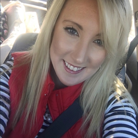 Holly Epley - Poshmark Profile Picture of Holly Epley (@hepley2012) on Poshmark