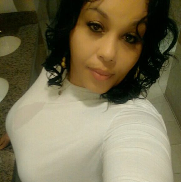 Profile Picture of Michelle Belvett (@mbelvett) on Poshmark
