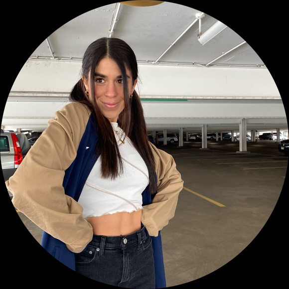 Profile Picture of Lea Andriola (@landriola) on Poshmark