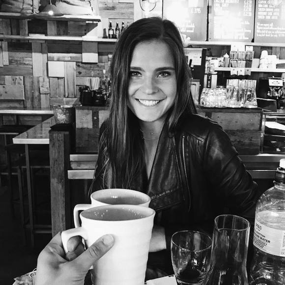 Profile Picture of Gretta Hellmuth (@ghellmuth) on Poshmark