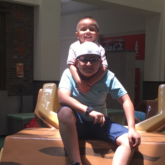 Profile Picture of David Lopez (@davidlopz) on Poshmark