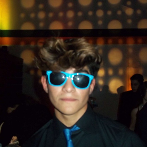 Profile Picture of Chris Leon (@cleon5607) on Poshmark