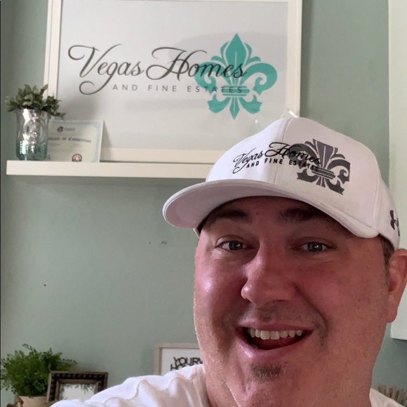 Profile Picture of John Lazosky (@johnlazosky52) on Poshmark