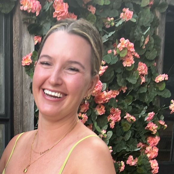 Profile Picture of Laura Kevlin (@runlikelava) on Poshmark