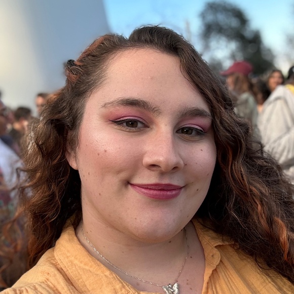 Profile Picture of Grace Panosian (@gracepanosian) on Poshmark