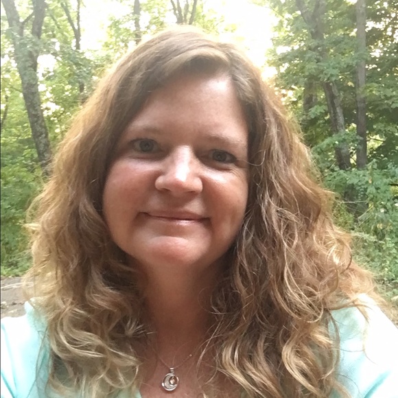 Profile Picture of Courtney Deschenes (@cdeschenes) on Poshmark
