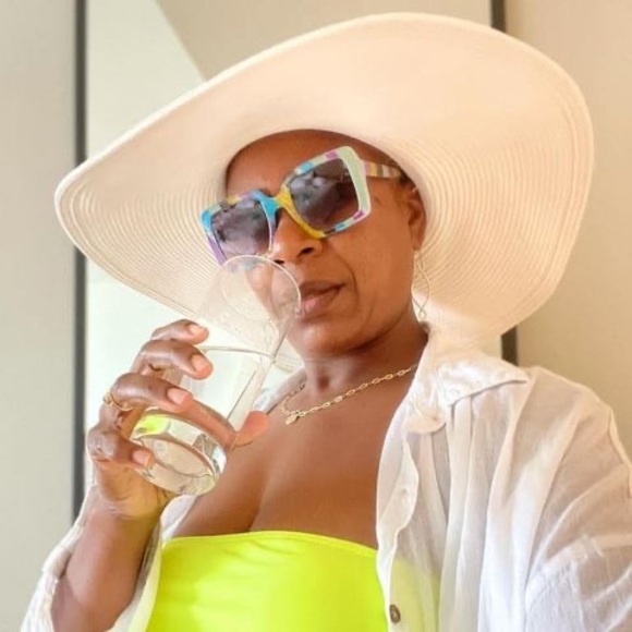 Profile Picture of Shellyann Elliston (@shellyann_e) on Poshmark