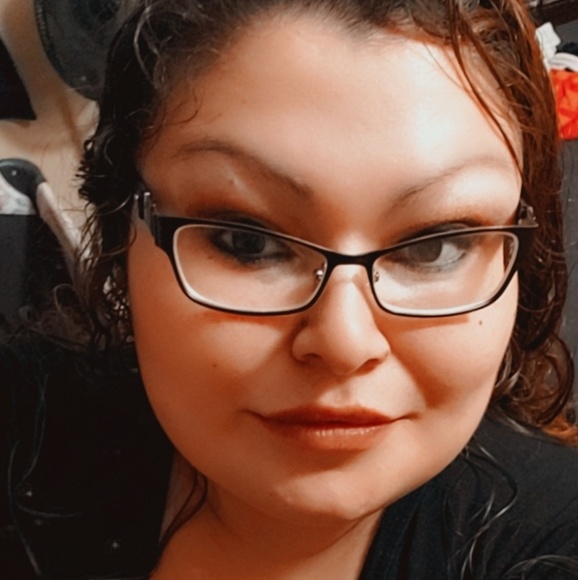 Profile Picture of Samantha Parenteau (@samwowp) on Poshmark