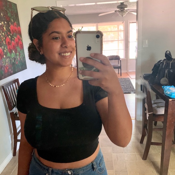 Profile Picture of Val Serrano (@valeriegarci324) on Poshmark