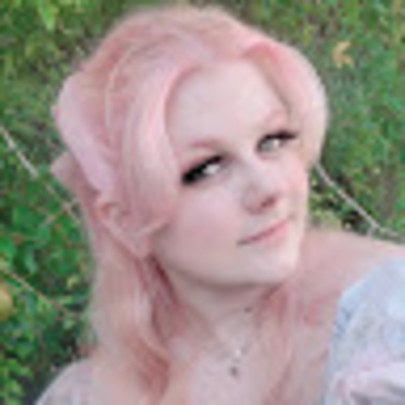 Profile Picture of Samantha Wrynn (@dauphine_clara) on Poshmark