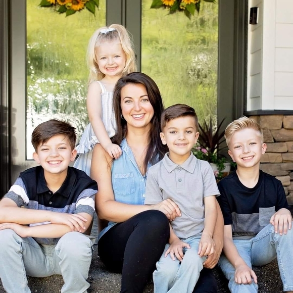 Profile Picture of Shannon Goerig (@shannongoerig) on Poshmark